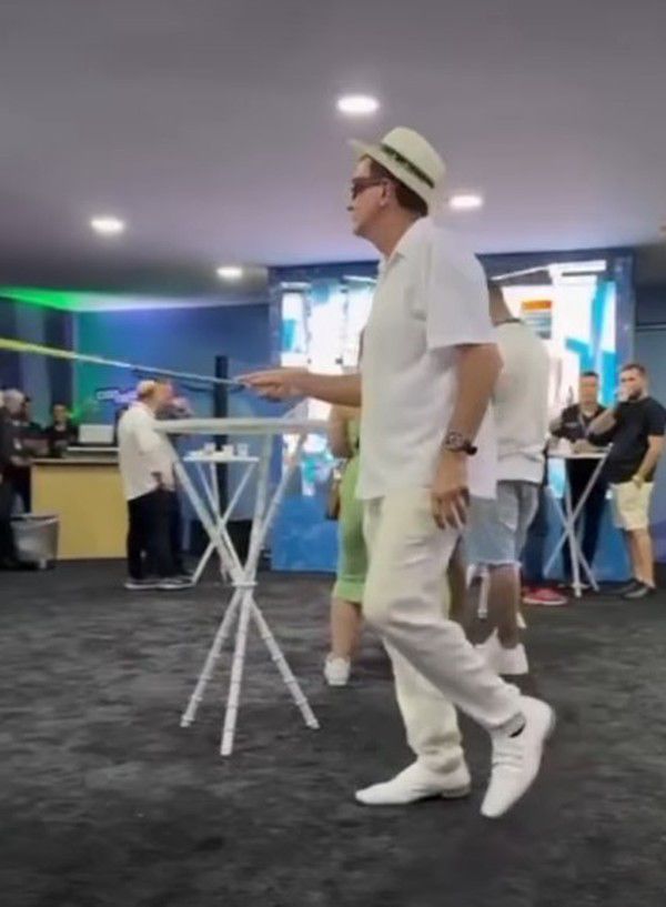 Eduardo Paes imita uma pessoa com deficiência visual na Sapucaí — Foto: Reprodução