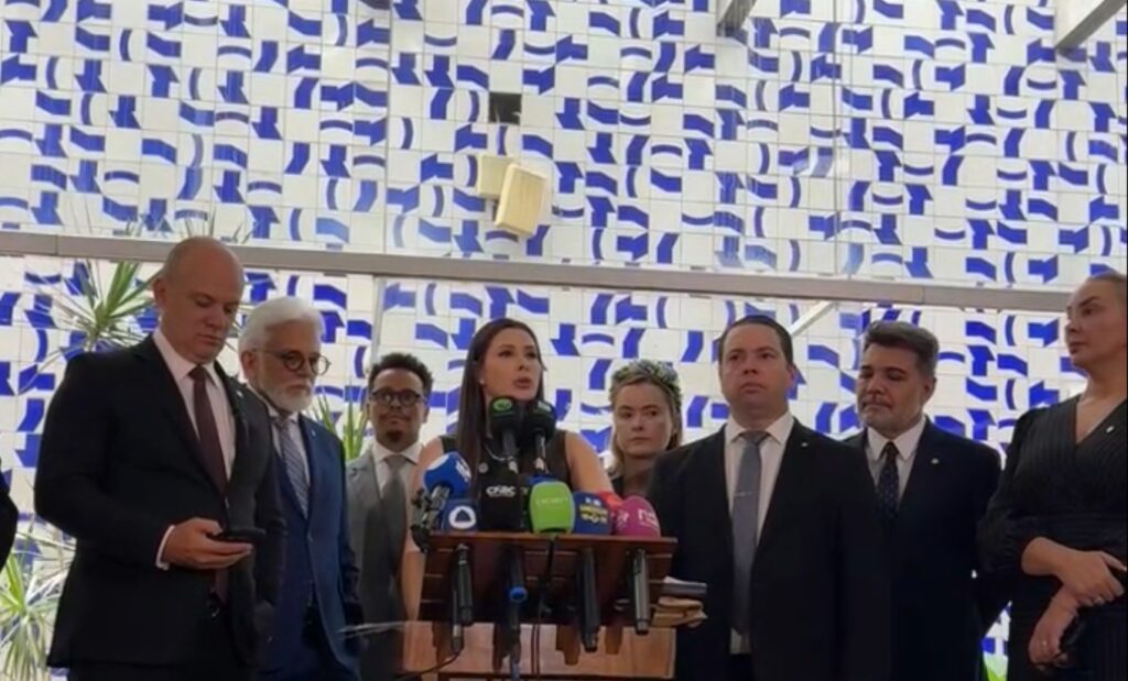 Deputados da oposição anunciam no Salão Verde pedido de impeachment contra 16 ministros de Lula por descumprimento do artigo 50 da Constituição