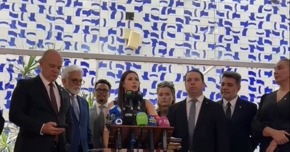Deputados da oposição anunciam no Salão Verde pedido de impeachment contra 16 ministros de Lula por descumprimento do artigo 50 da Constituição