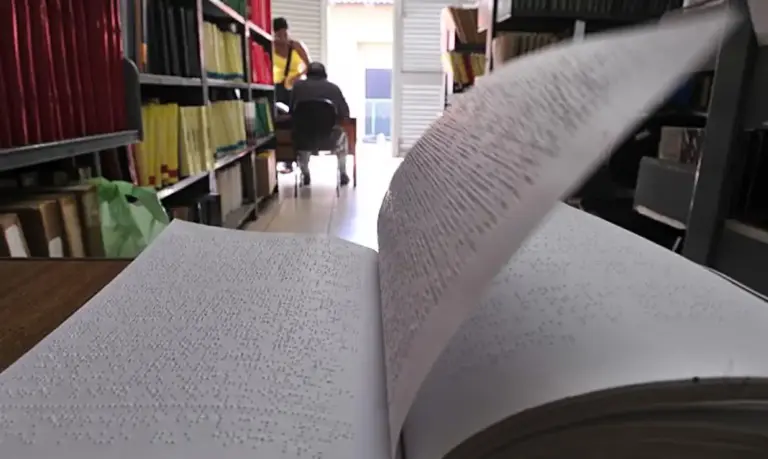 Governo Lula deixa 45 mil deficientes visuais sem livros didáticos