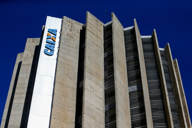 Operação da PF mira fraude de R$ 2 mi contra clientes da Caixa