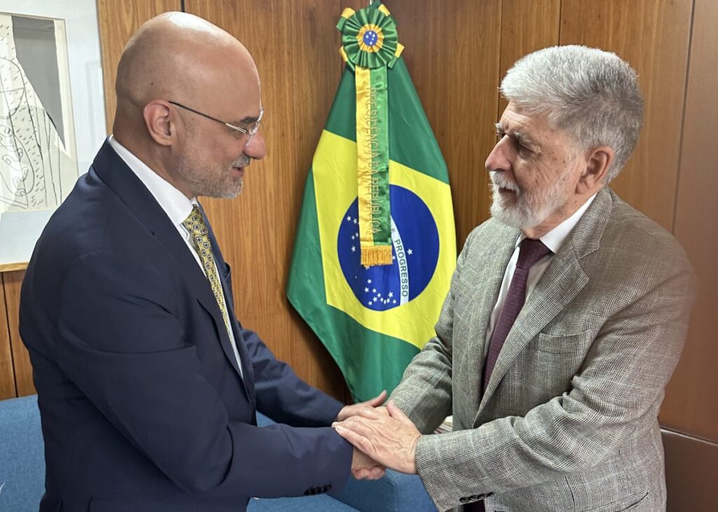 Funcionários reclamam de tratamento desde que embaixador chegou