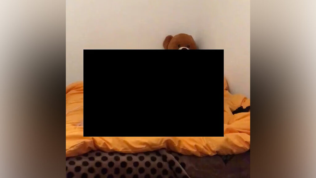 Foto que faz parte dos arquivos de Jeffrey Epstein, com tarja aplicada pelo Departamento de Estado (DoJ), mostraria vítima menor de idade do abusador com um urso de pelúcia. Foto: Reprodução/DoJ