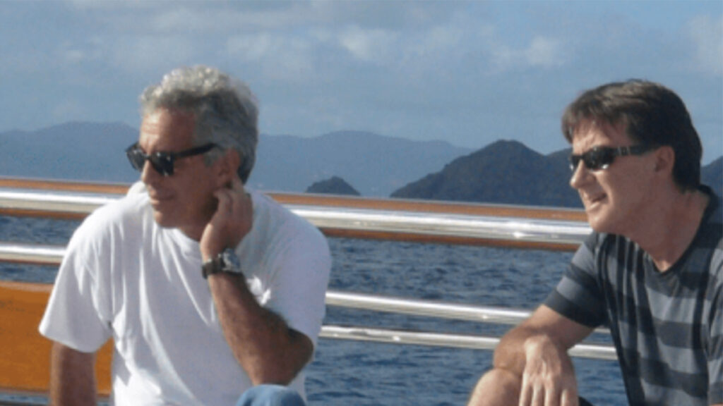 Jeffrey Epstein e Peter Mandelson em um iate. Foto: Reprodução/DoJ