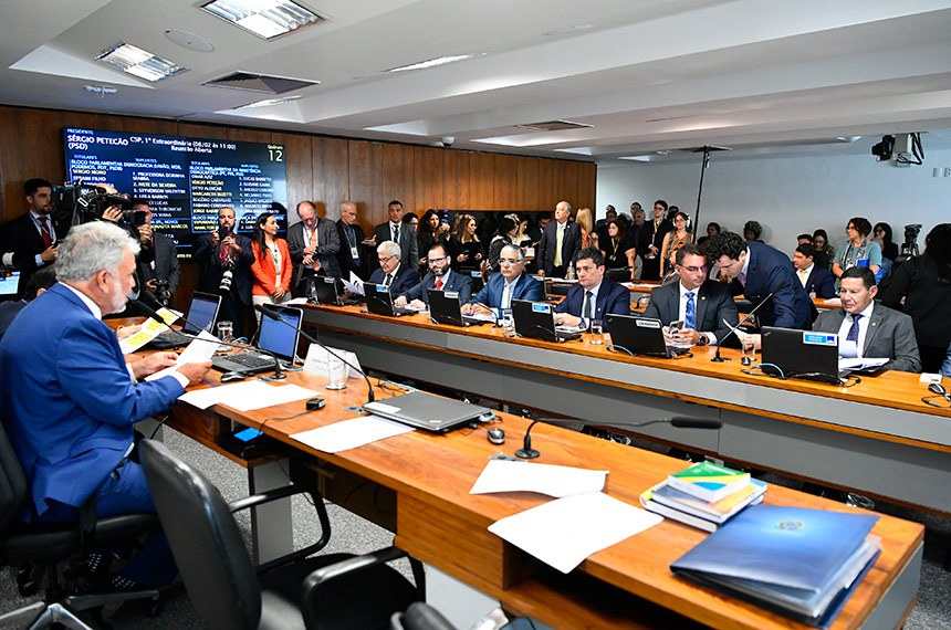 Comissão aprova derrubada de decreto de Lula sobre armas