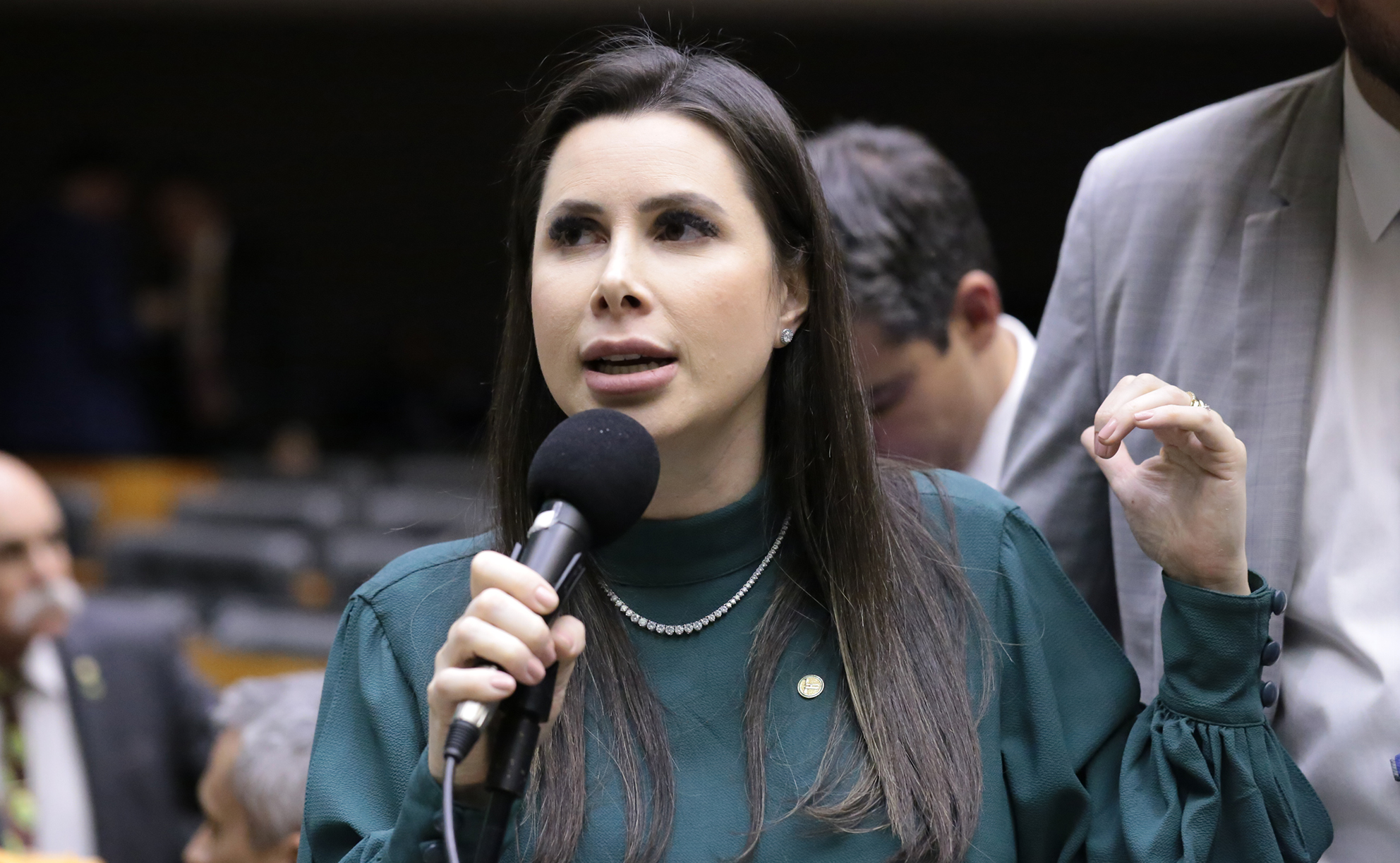 Carol De Toni deixa o PL após ser descartada na disputa ao Senado por SC e busca novo partido para as eleições de 2026.