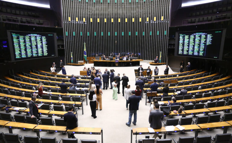 Janela partidária altera forças na Câmara e reposiciona PSD e União Brasil