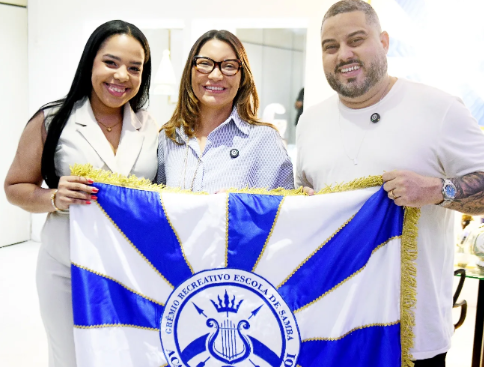 Janja voou de FAB para visitar escola que homenageou Lula