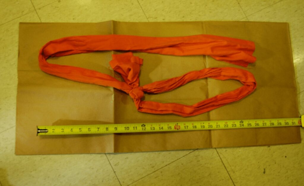 Tira de lençol que Epstein teria usado para se matar. Foto: Reprodução/DoJ