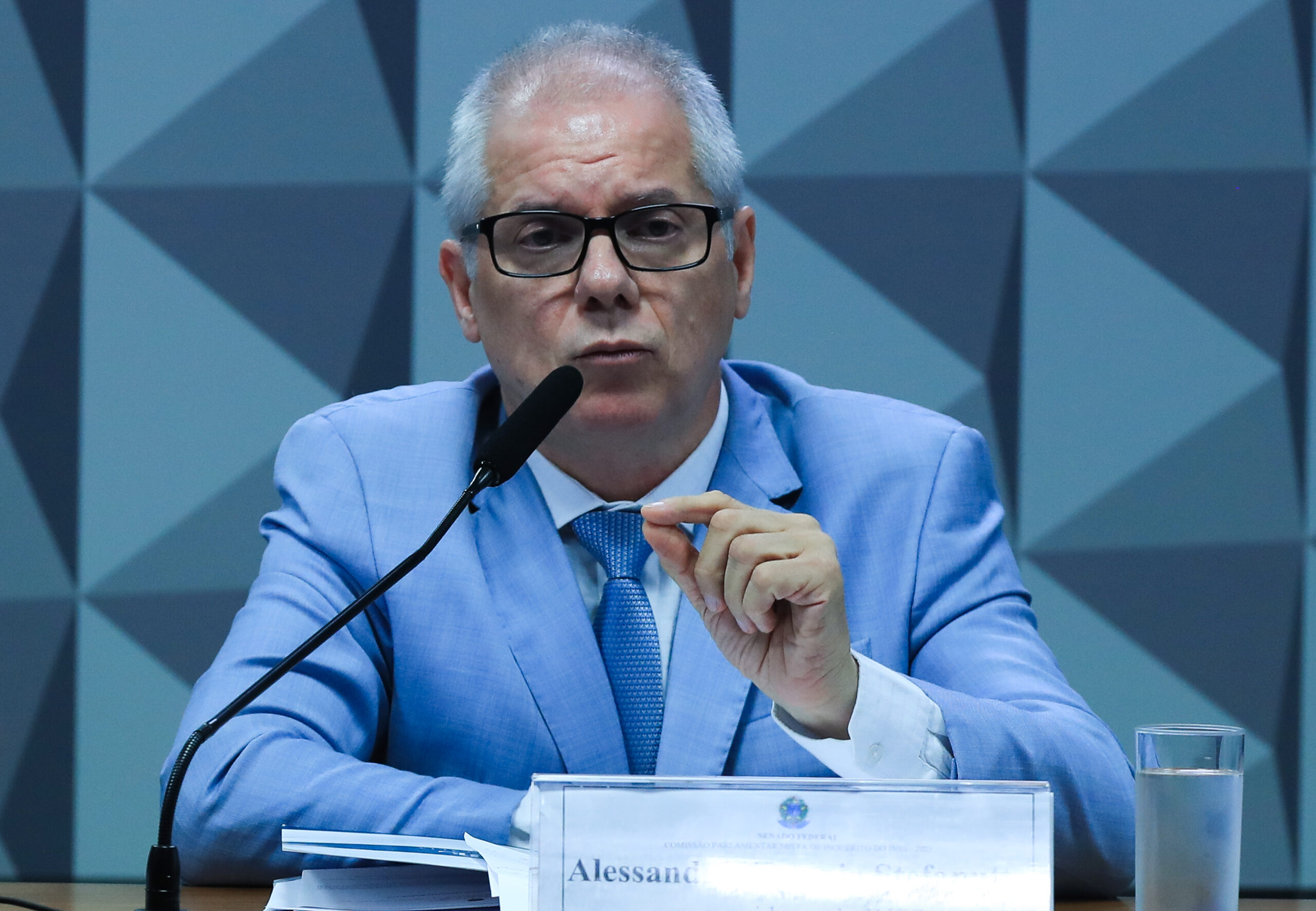 AGU corta salário de ex-chefe do INSS preso por fraudes