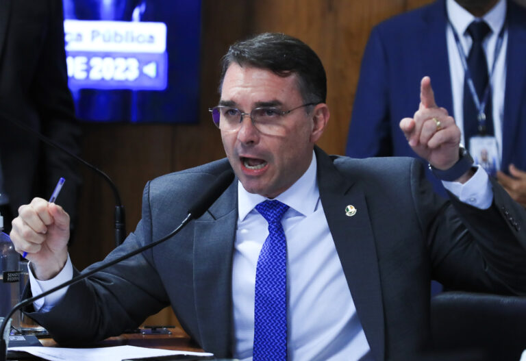 Estratégia digital de Flávio Bolsonaro passa por terceira troca