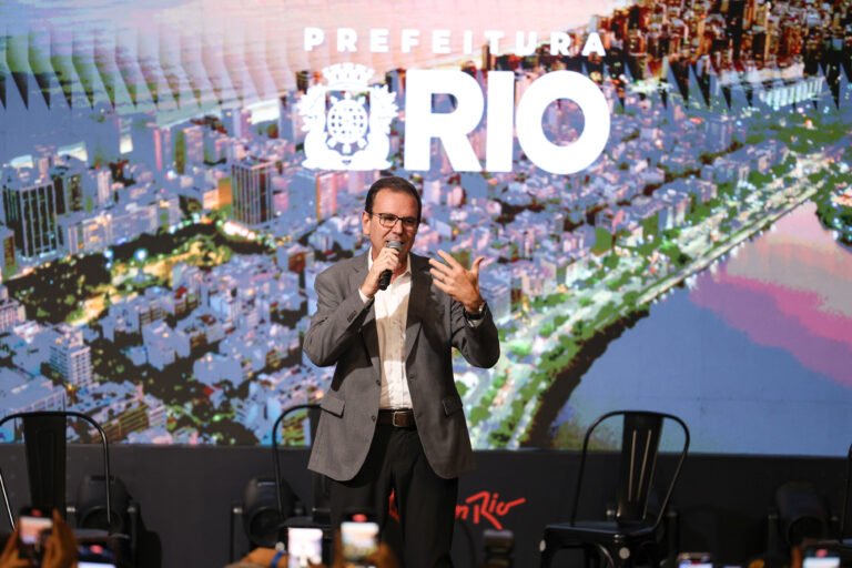 Rio afunda na água, Paes desfila na Sapucaí