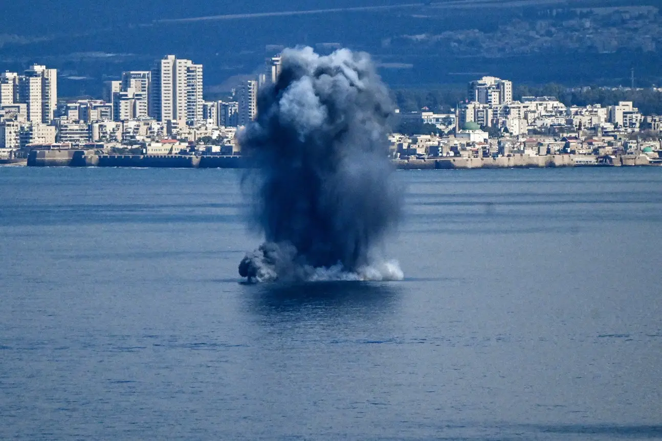 Explosão no mar após o lançamento de mísseis em direção a Israel a partir do Irã, em retaliação a ataques de Israel e dos EUA contra o território iraniano, vista de Haifa, no norte de Israel, em 28 de fevereiro de 2026. REUTERS/Rami Shlush