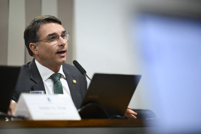 “Muito pequeno”, diz Flávio sobre Lula não prestigiar posse de Kast