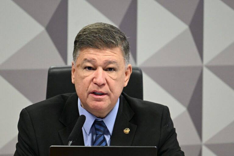 Carlos Viana contesta versão da PF sobre vazamento de mensagens do Master