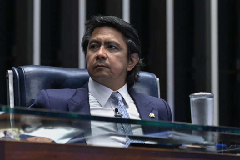 Senador com CNH vencida tenta fugir de abordagem da PM em SP