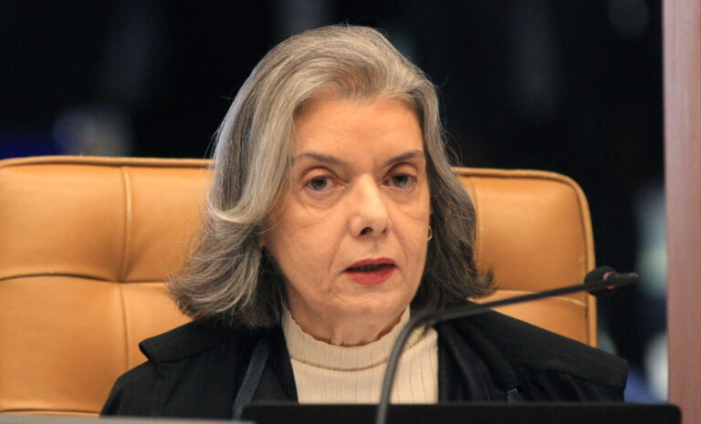 Cármen Lúcia vota pela derrubada da flexibilização da Lei da Ficha Limpa