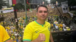 “Se tem idade pra roubar, tem idade pra responder pelos seus crimes”, diz Flávio Bolsonaro