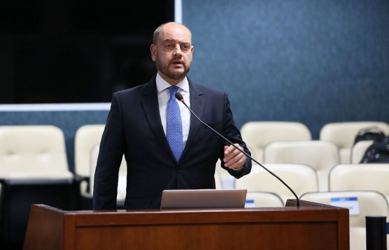 Castro deixa o governo do RJ; desembargador assume