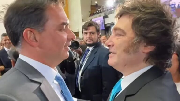 Flávio Bolsonaro agradece Milei por refúgio concedido a condenado do 8/1