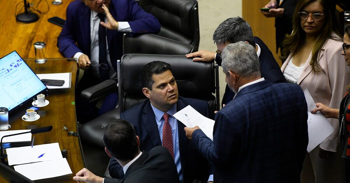 Davi Alcolumbre, omissão e abuso de poder