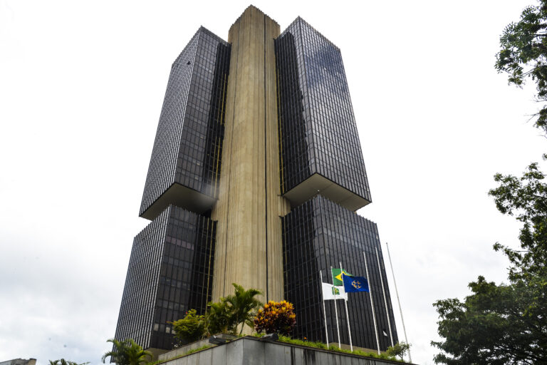 CCJ do Senado aprova PEC que amplia autonomia do Banco Central