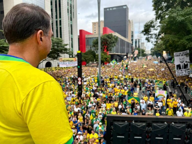 Análise: Brasileiro vota em Flávio, mas não vai às ruas