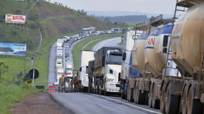 Greve de caminhoneiros: Justiça proíbe bloqueios em rodovias e portos de SC