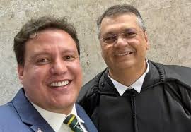 Aliado de Dino obtém decisão para censurar reportagem