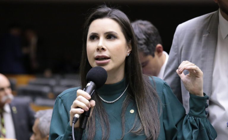 Oposição protocola novo “impeachmaço” contra ministros de Lula