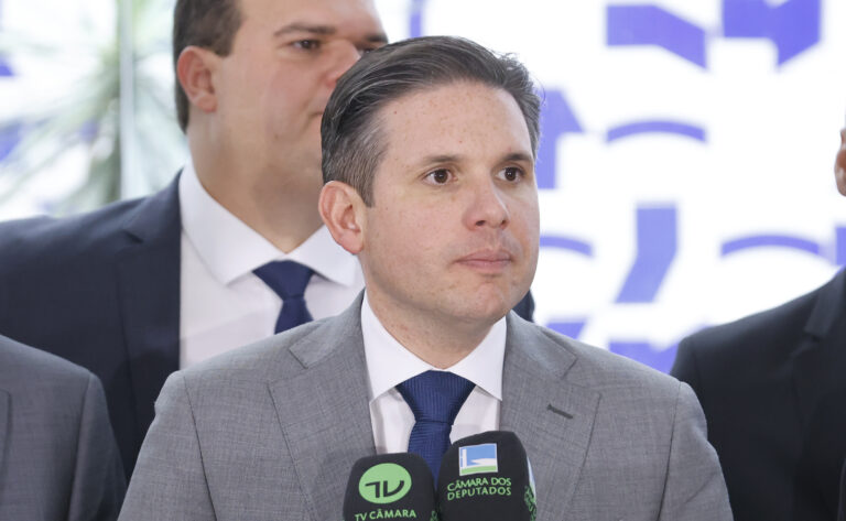 Motta admite rediscussão da “taxa das blusinhas”, mas descarta revogação total