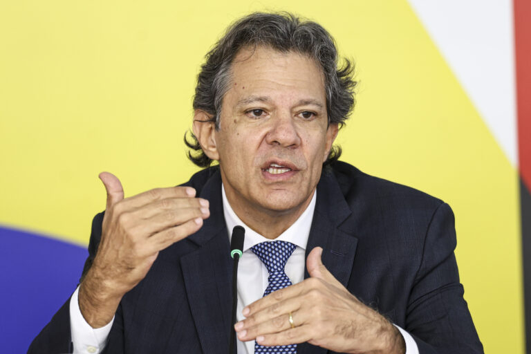 Haddad chama Flávio de “Bolsonarinho”