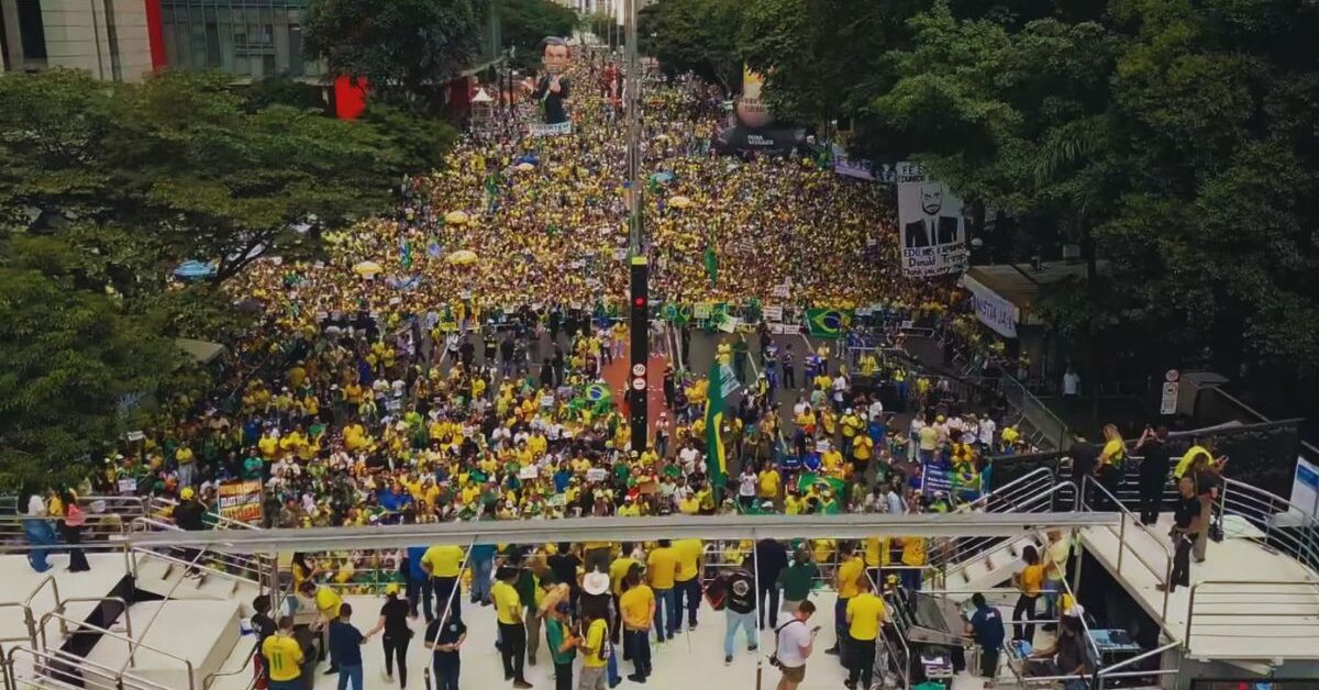 A manifestação ‘Acorda Brasil’ na Paulista marca a primeira aparição de Flávio Bolsonaro em atos de rua após o lançamento de sua pré-candidatura à Presidência Foto: Silas Malafaia/YouTube
