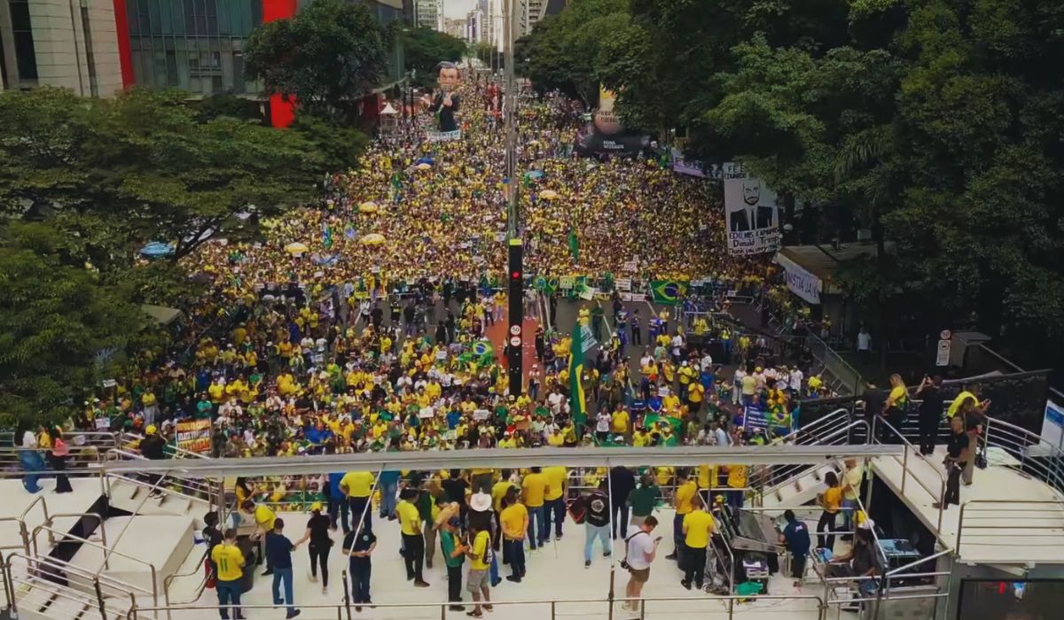 A manifestação ‘Acorda Brasil’ na Paulista marca a primeira aparição de Flávio Bolsonaro em atos de rua após o lançamento de sua pré-candidatura à Presidência Foto: Silas Malafaia/YouTube