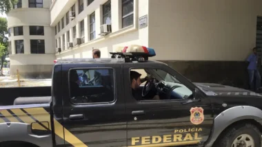 RJ: Megaoperação da PF desarticula esquema de policiais com CV e milicianos