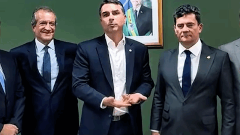 Flávio Bolsonaro anuncia apoio a Sergio Moro no Paraná
