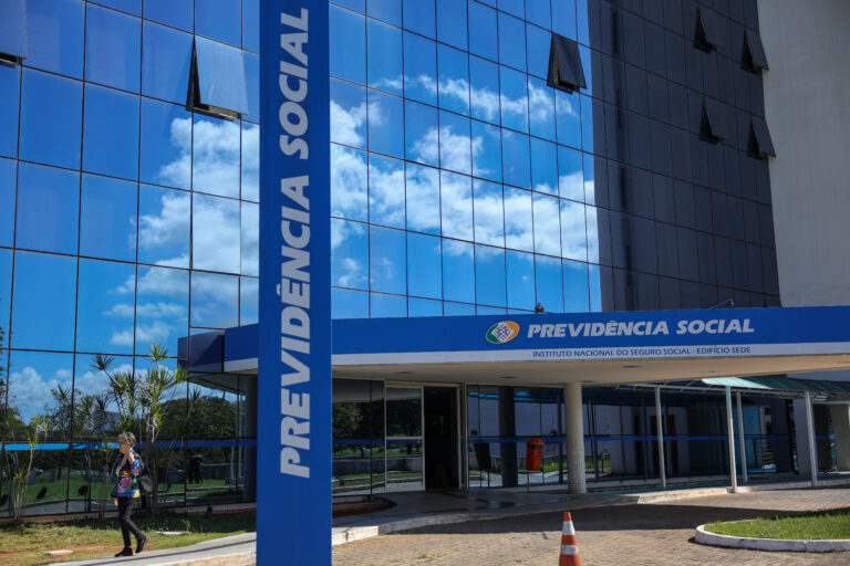 Falha no INSS expõe 2,8 milhões de CPFs