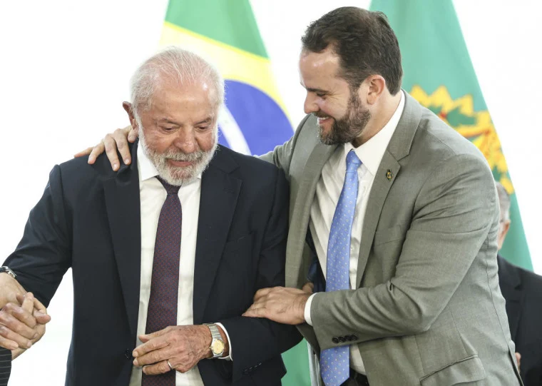 Governo Lula estuda liberar FGTS para pagamento de dívidas