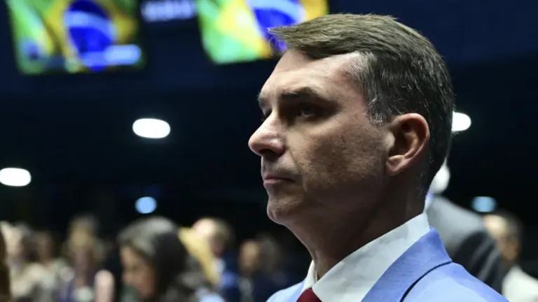 “Tarifa é culpa do Lula e do tom agressivo”, diz Flávio