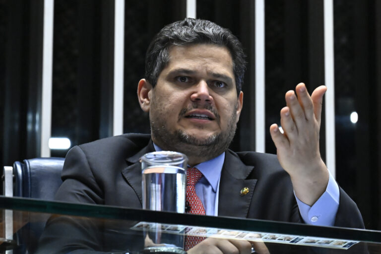 Alcolumbre rejeita votação acelerada da PEC do fim da escala 6×1