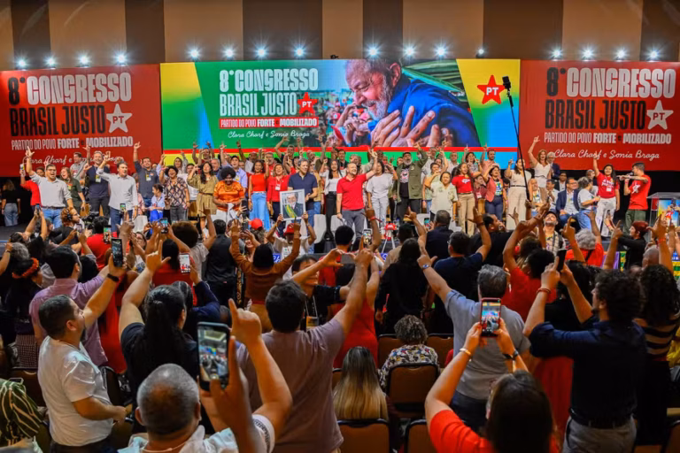 PT aprova manifesto com referência ao socialismo