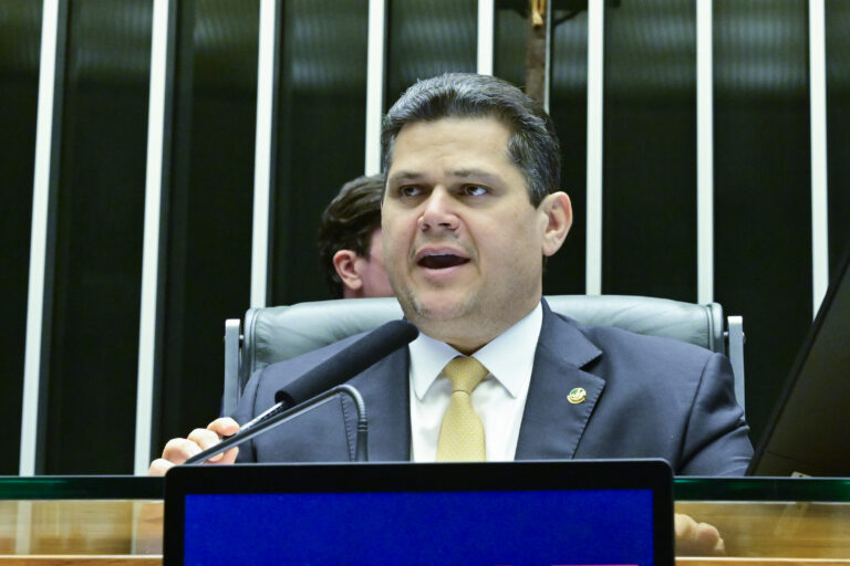 Alcolumbre promulga trecho da LDO que libera doações a municípios em ano eleitoral