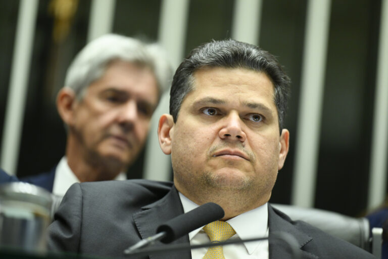 Alcolumbre fatia veto e restringe PL da Dosimetria a patriotas