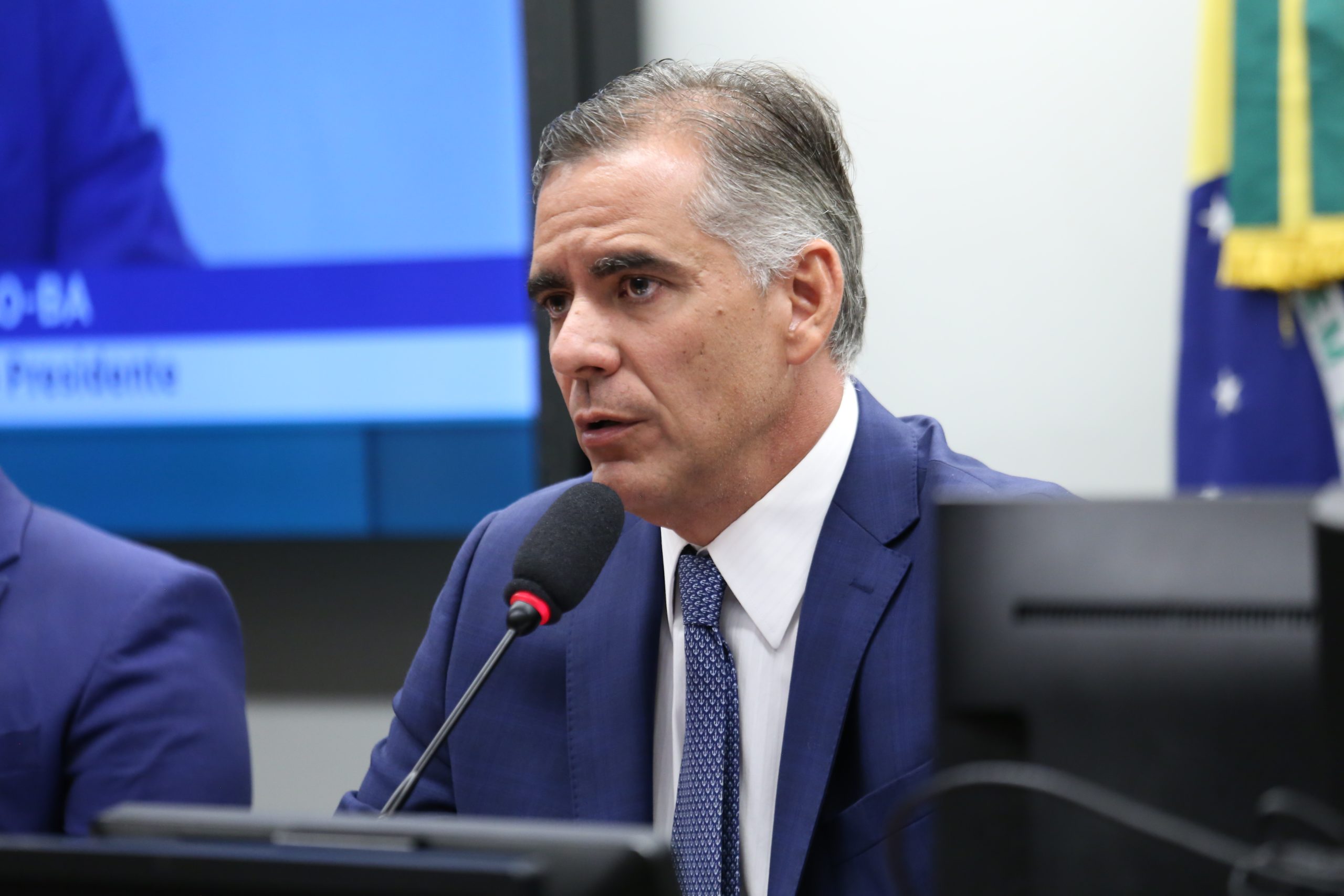 CCJ mantém tramitação de PEC sobre escala 6x1