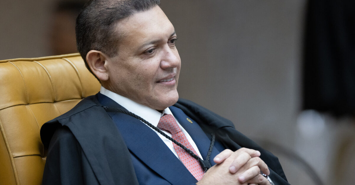 Desembargador que viajou com Nunes Marques deu liminar a filho do ministro