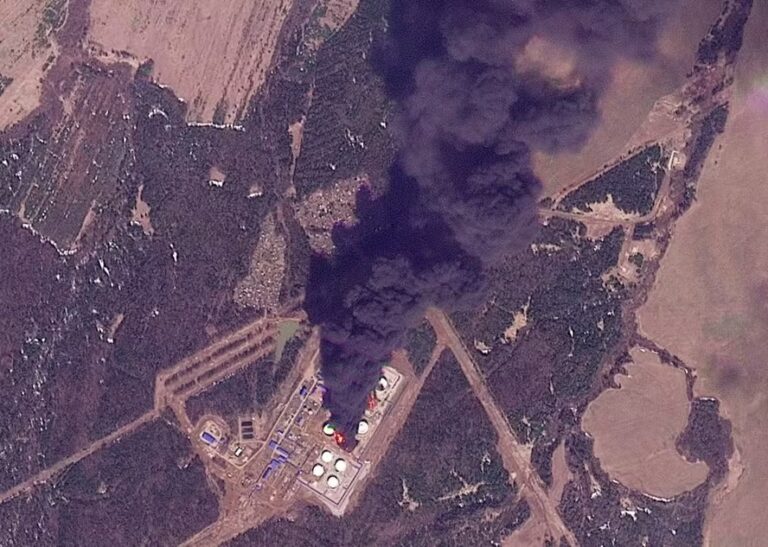 Ucrânia diz ter atingido refinaria russa a mais de 1.500 km com drones