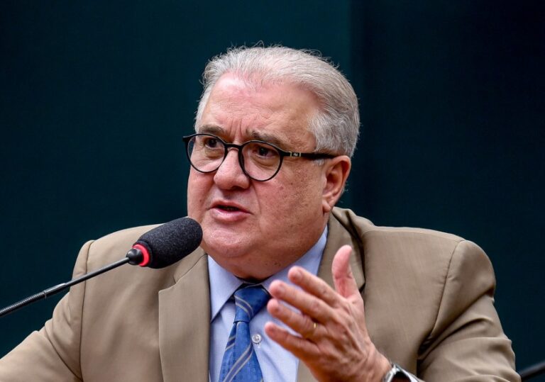 Relator descarta proposta do governo e muda regras para apps