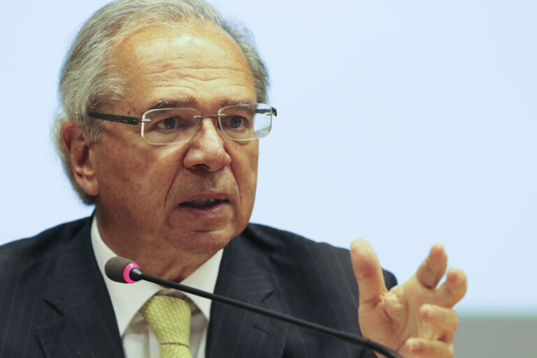Guedes critica política fiscal e descarta volta à vida pública