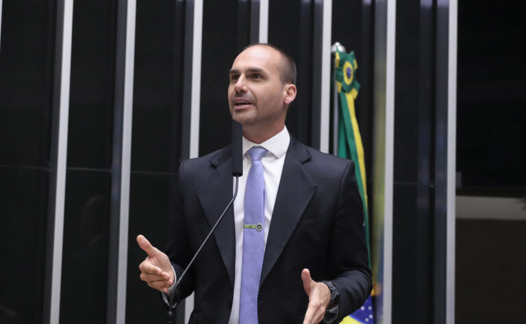 Eduardo divulga foto de Moraes em casamento de Tabata e questiona imparcialidade