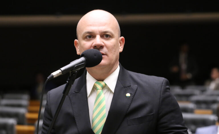 Oposição protocola novo pedido de impeachment contra Moraes